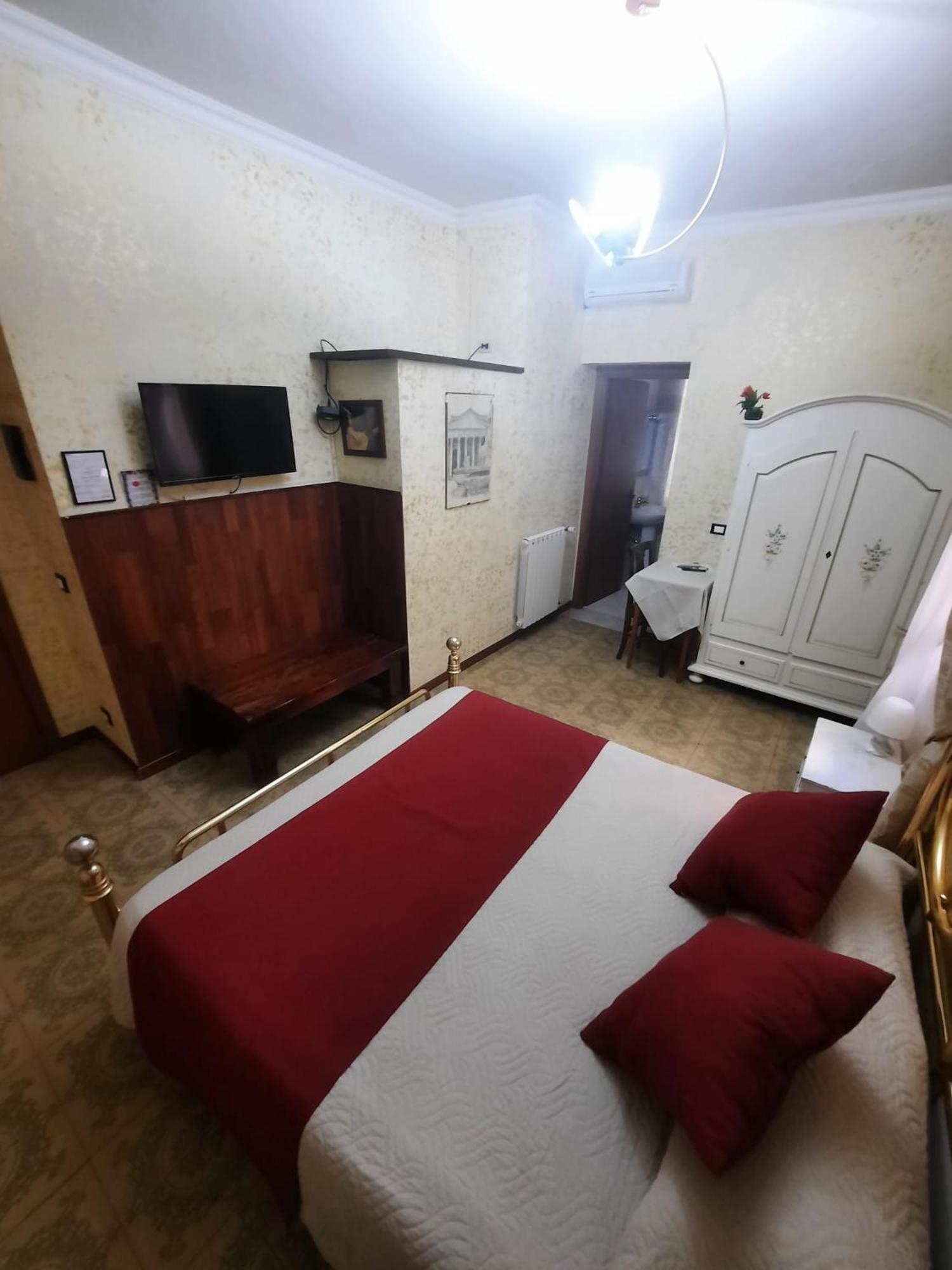 Alexis Hotel 2*